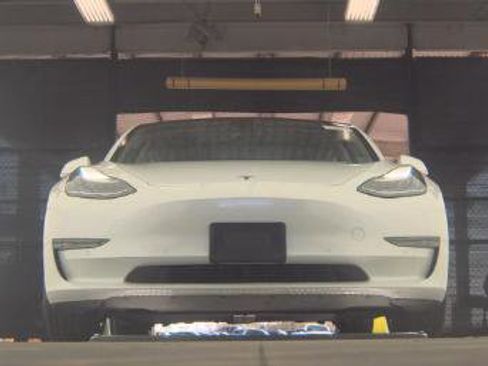 Used 2019 Tesla Model 3 Standard Range image 4