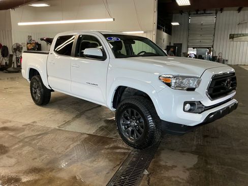 Used 2020 Toyota Tacoma SR5 AWD/4WD image 7