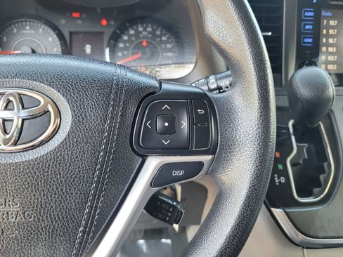 Used 2016 Toyota Sienna LE FWD image 23