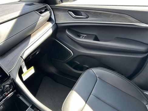 New 2025 Jeep Grand Cherokee Limited image 17