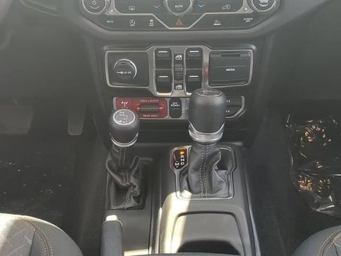 Used 2024 Jeep Gladiator Mojave AWD/4WD image 16