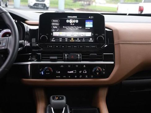 Certified 2025 Nissan Pathfinder Platinum AWD/4WD image 27