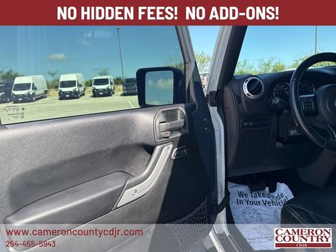Used 2017 Jeep Wrangler Unlimited Rubicon w/ Cold Weather Group AWD/4WD image 14