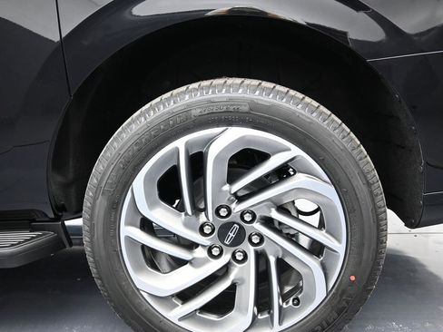 New 2026 Lincoln Navigator L Premier AWD/4WD image 9