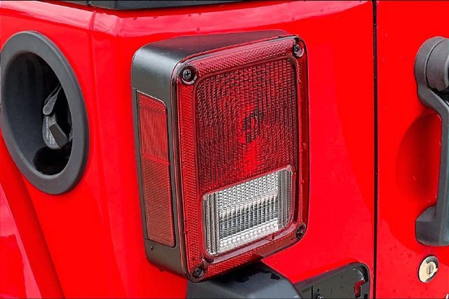 Used 2015 Jeep Wrangler Unlimited Sahara w/ Connectivity Group AWD/4WD image 22