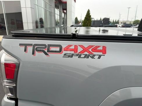Used 2020 Toyota Tacoma TRD Sport w/ TRD Premium Sport Package AWD/4WD image 9
