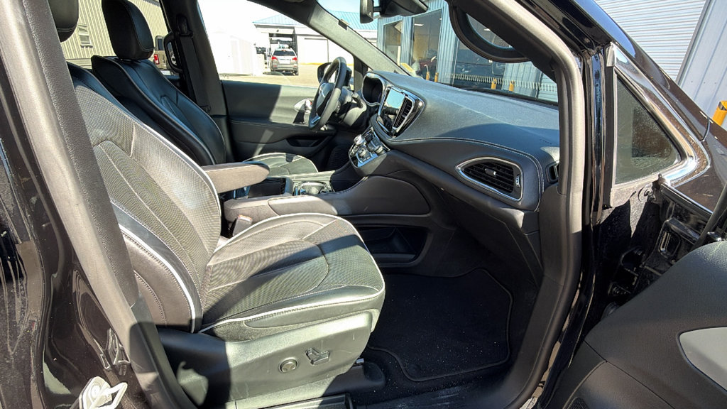 Used 2026 Chrysler Pacifica Limited FWD image 26