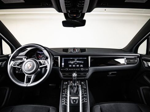 Certified 2021 Porsche Macan AWD/4WD image 25