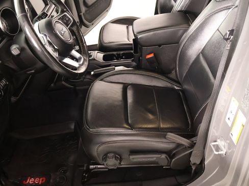 Used 2019 Jeep Wrangler Unlimited Sahara AWD/4WD image 12