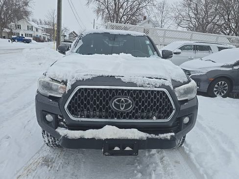 Used 2018 Toyota Tacoma TRD Off-Road image 2