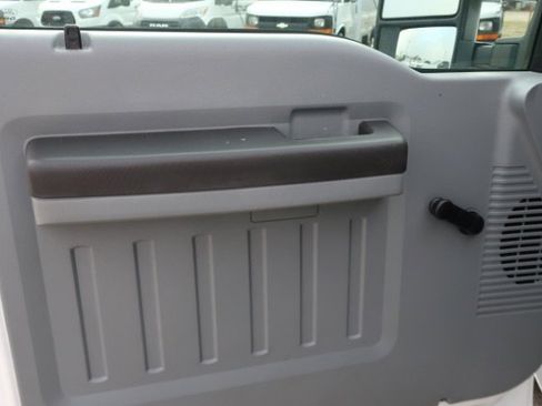 Used 2015 Ford F250 XL w/ Camper Package image 8