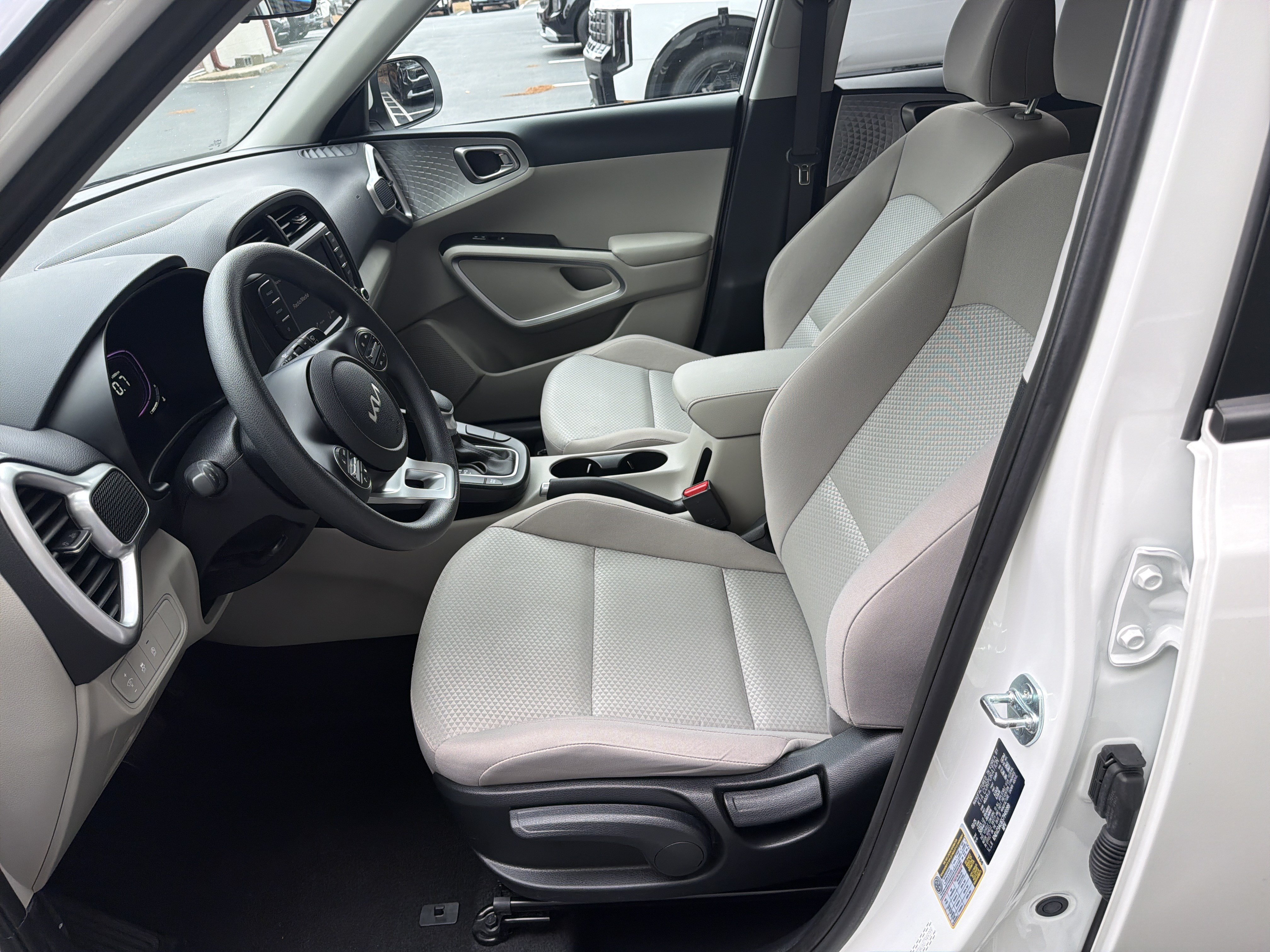 Used 2025 Kia Soul LX FWD image 9