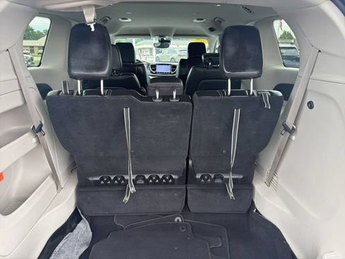 Used 2024 Chrysler Pacifica Touring-L FWD image 31