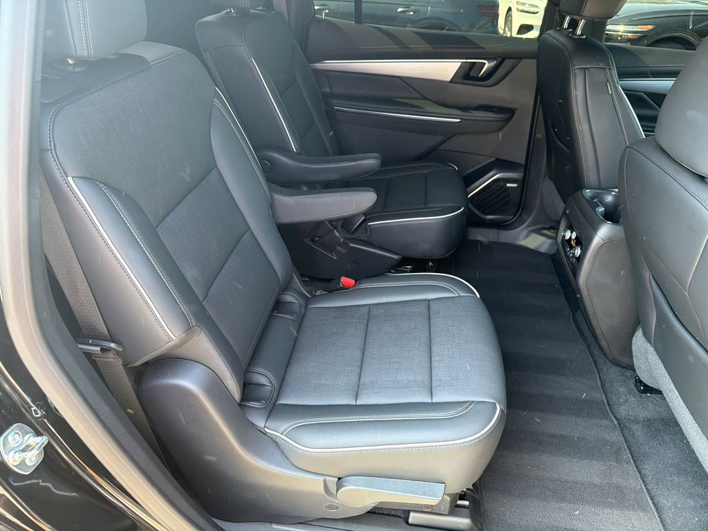 Used 2025 Buick Enclave Preferred AWD/4WD image 17