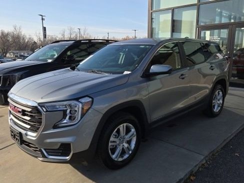 Used 2024 GMC Terrain SLE image 2