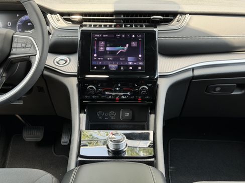 Used 2025 Jeep Grand Cherokee Laredo X w/ Luxury Tech Group I RWD image 27