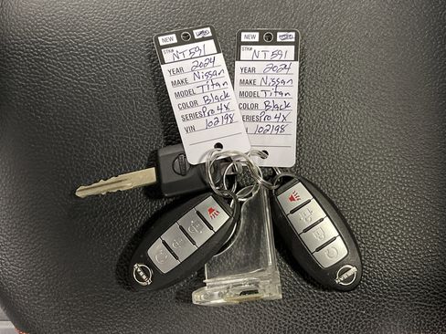 Used 2024 Nissan Titan PRO-4X w/ Pro-4x Convenience Package image 28