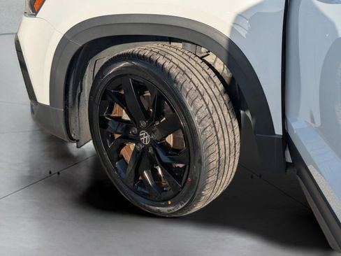 Certified 2023 Volkswagen Taos SE w/ Black Wheel Package FWD image 32