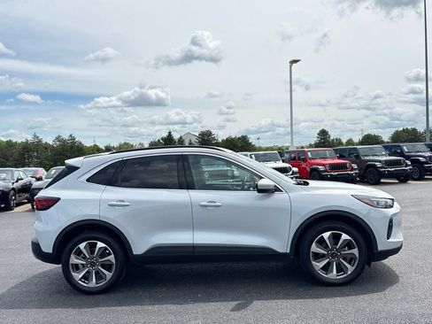 Used 2025 Ford Escape Platinum AWD/4WD image 2