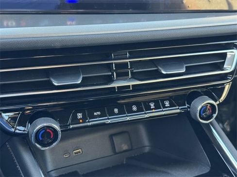 Used 2025 Chevrolet Traverse LT image 14