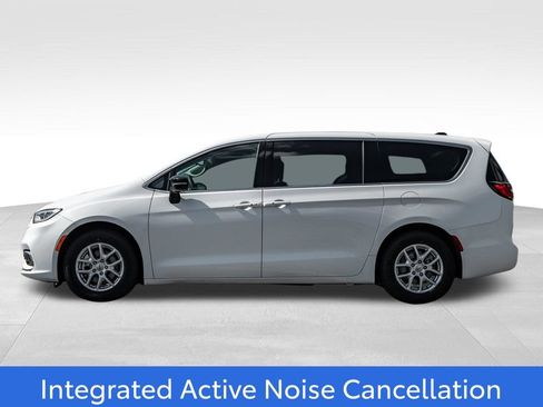 Used 2024 Chrysler Pacifica Touring-L FWD image 4