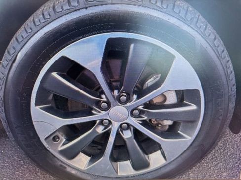 Used 2019 Jeep Cherokee Overland w/ Technology Group AWD/4WD image 8