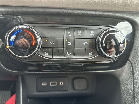 Certified 2023 Buick Encore GX Preferred w/ Cold Weather Comfort Package FWD image 19