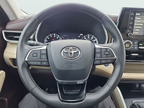 Used 2020 Toyota Highlander XLE image 32