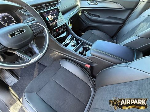 New 2025 Jeep Grand Cherokee Altitude image 11