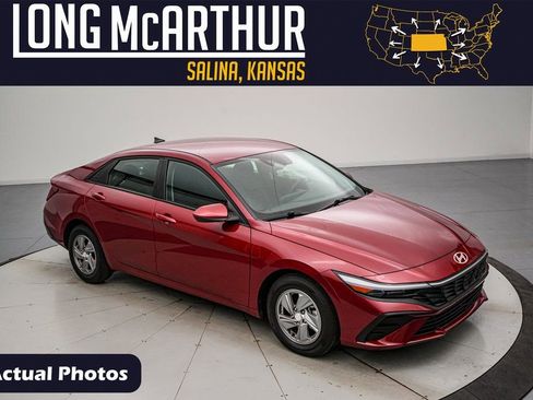 Used 2025 Hyundai Elantra SE image 1