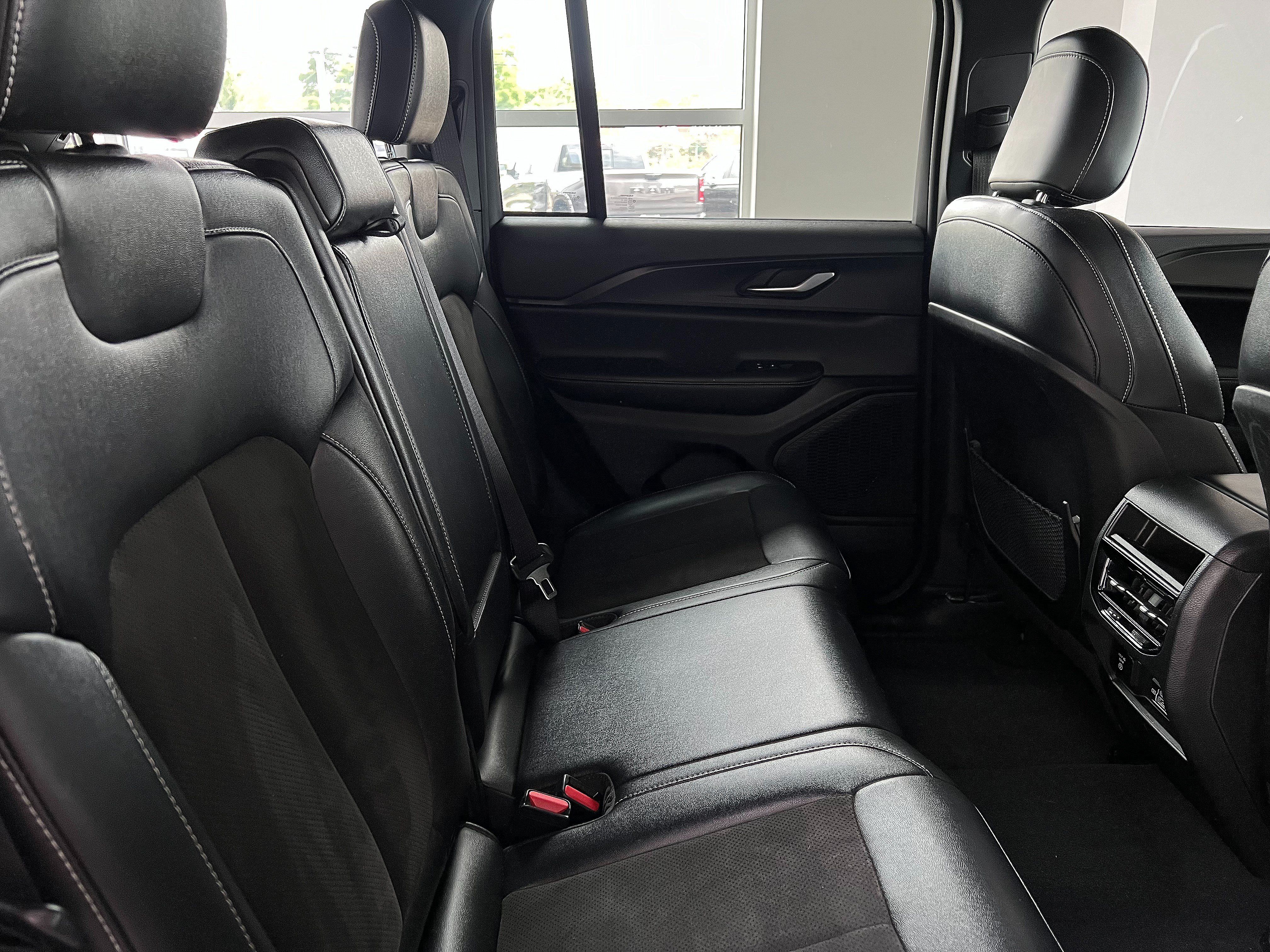Used 2023 Jeep Grand Cherokee Altitude AWD/4WD image 23