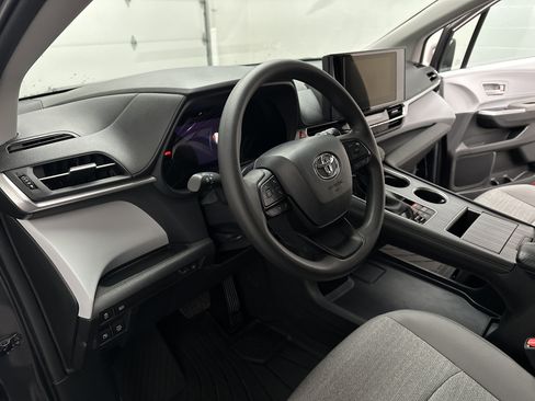 Used 2025 Toyota Sienna LE image 15