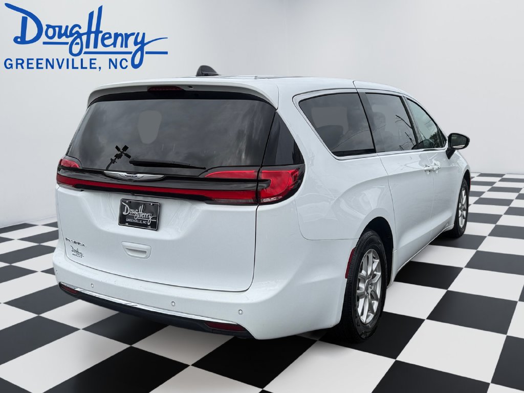 Used 2025 Chrysler Pacifica Select FWD image 5