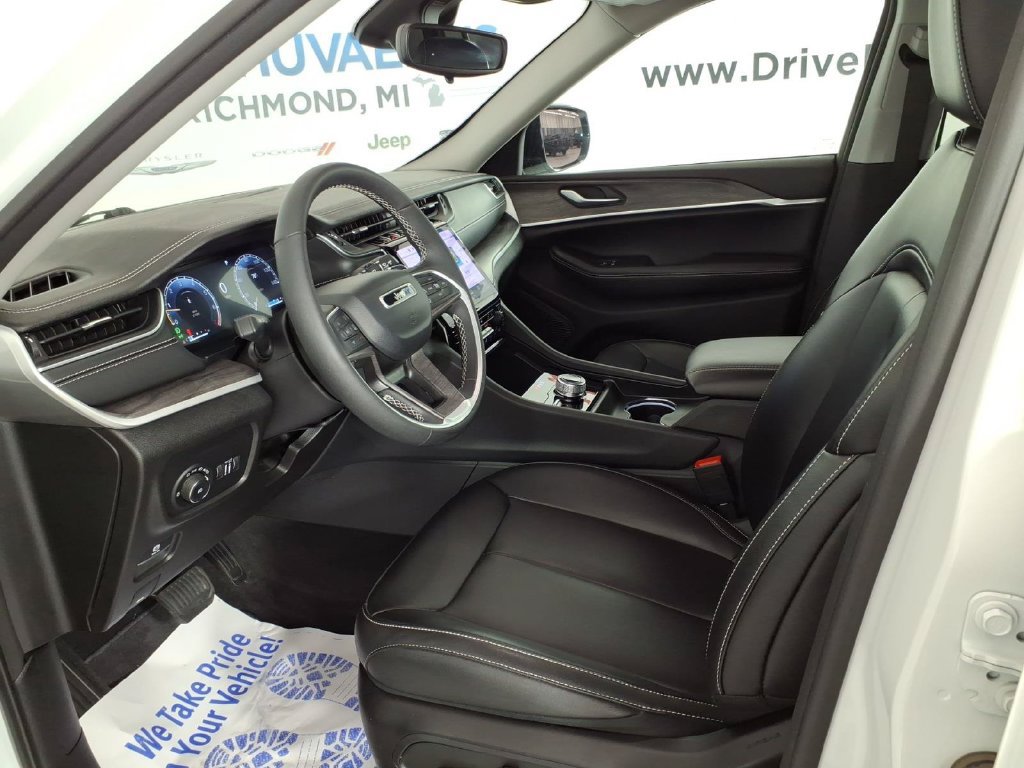 Used 2023 Jeep Grand Cherokee Limited AWD/4WD image 12