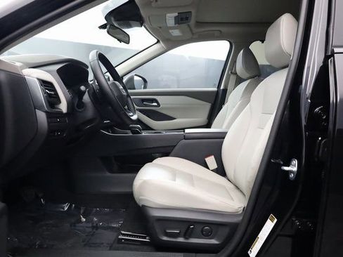 Used 2025 Nissan Rogue SV w/ SV Premium Package image 11