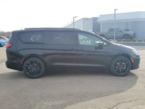 New 2026 Chrysler Pacifica Select w/ S Appearance Package FWD image 8