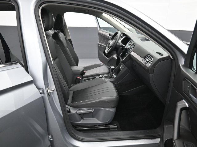 Used 2022 Volkswagen Tiguan SE w/ Panoramic Sunroof Package AWD/4WD image 36