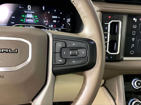 Used 2023 GMC Yukon XL Denali AWD/4WD image 24