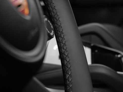 Used 2025 Porsche Cayenne image 31