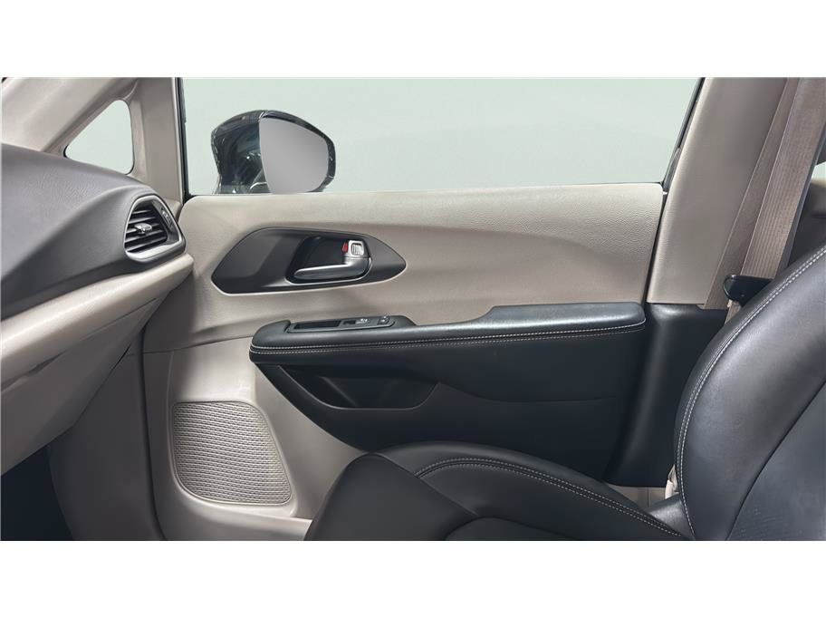 Used 2024 Chrysler Pacifica Touring-L FWD image 37