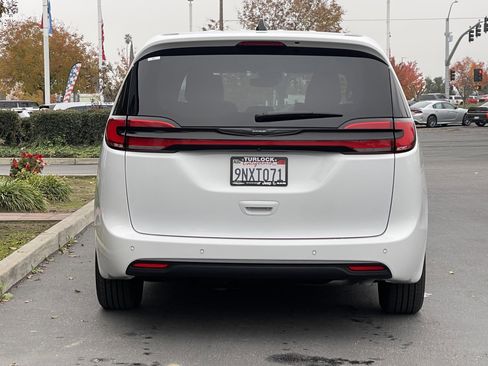 Used 2023 Chrysler Pacifica Limited w/ S Appearance Package image 5