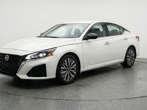 Used 2025 Nissan Altima 2.5 SV image 3