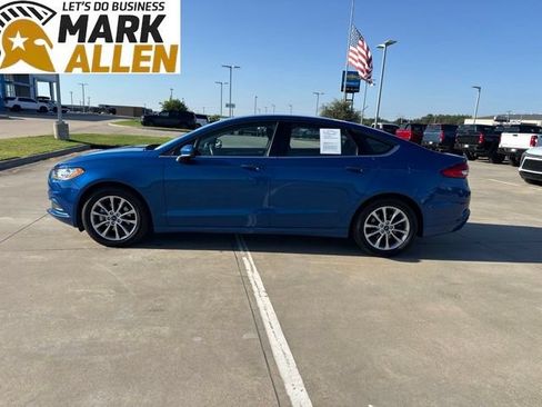 Used 2017 Ford Fusion SE FWD image 3