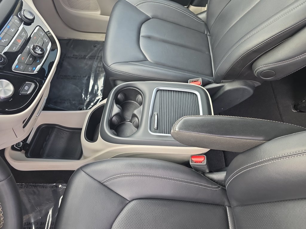 Used 2024 Chrysler Pacifica Touring-L FWD image 24