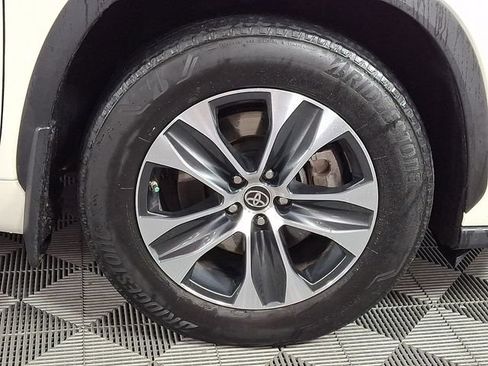 Used 2021 Toyota Highlander XLE AWD/4WD image 11