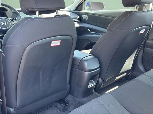 Used 2025 Hyundai Elantra SE image 17