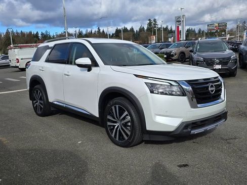 Used 2025 Nissan Pathfinder Platinum image 4