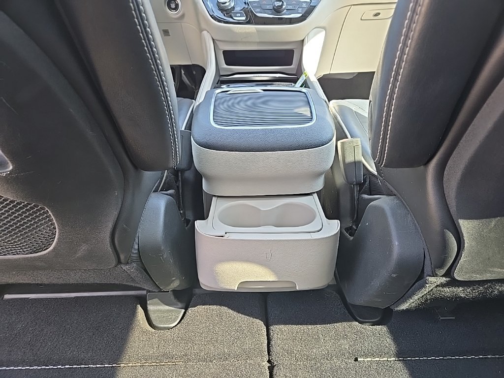 Used 2023 Chrysler Pacifica Limited FWD image 16