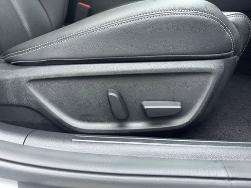 Used 2025 Genesis G70 2.5T RWD image 31