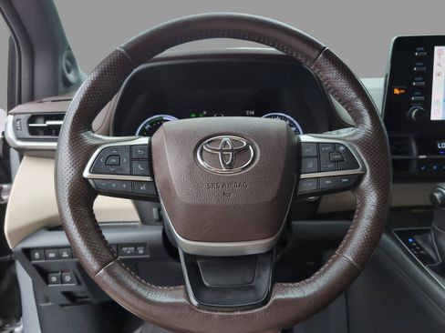 Used 2021 Toyota Sienna Platinum FWD image 24